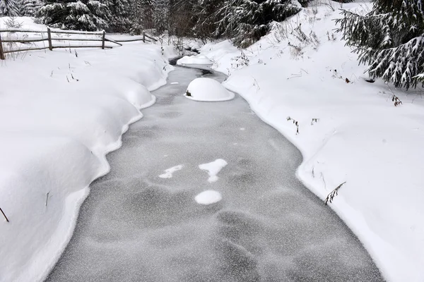 小さな水の流れ、雪で覆われた川 — ストック写真