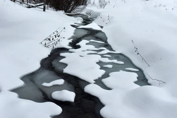 Říčka bílá zasněžené stromy a skály — Stock fotografie