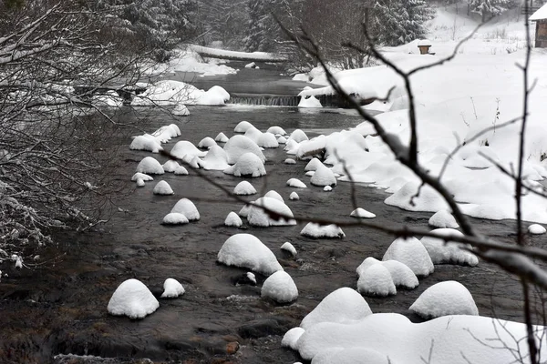 小さな水の流れ、雪で覆われた川 — ストック写真