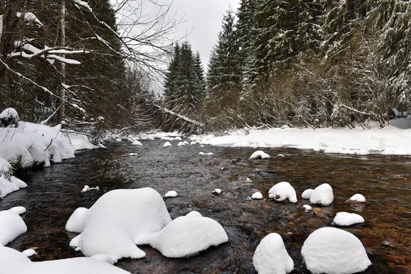 Pequeño río congelado con nieve fresca en las rocas — Foto de Stock