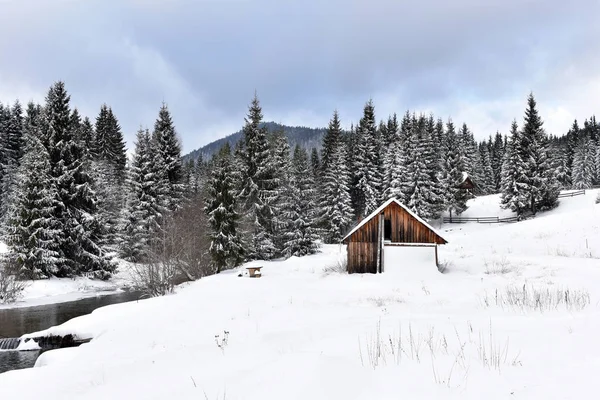 Casa alpina coberta de neve nas montanhas — Fotografia de Stock