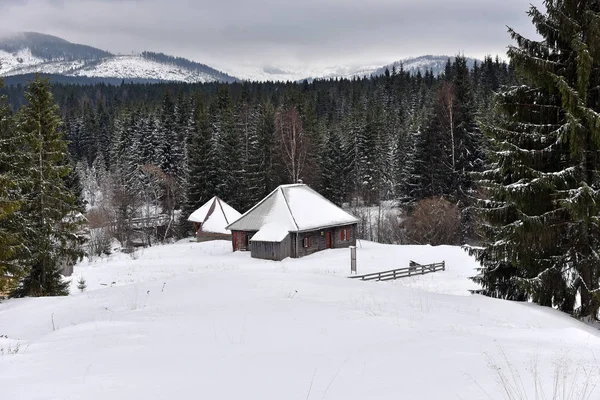 Alpejskie dom pokryty śniegiem w górach — Zdjęcie stockowe