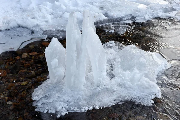 Donmuş buz kristalleri arasında küçük bir nehir — Stok fotoğraf
