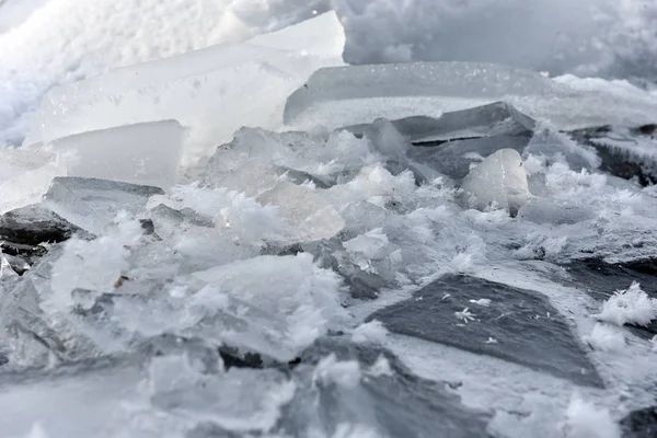 Cristales de hielo congelados entre un pequeño río — Foto de Stock