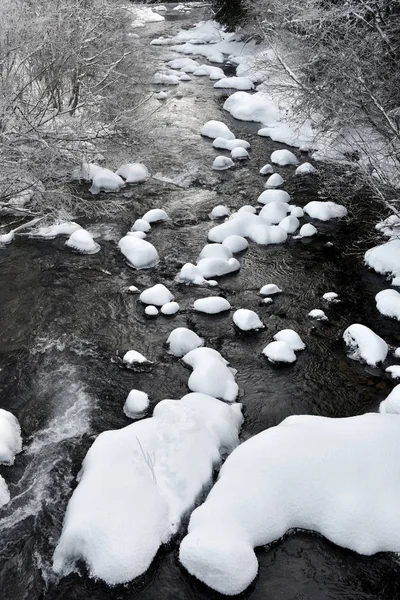 小さな水の流れ、雪で覆われた川 — ストック写真