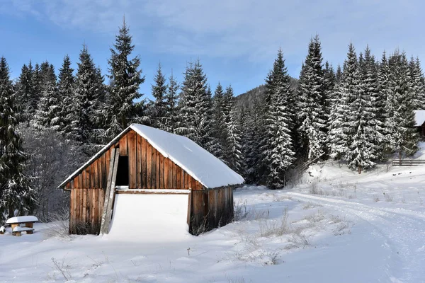 Casa alpina coberta de neve nas montanhas — Fotografia de Stock