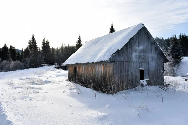 Casa alpina cubierta de nieve en las montañas — Foto de Stock