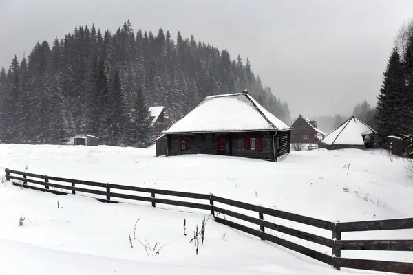 新鮮な雪で覆われた木造シャレー — ストック写真