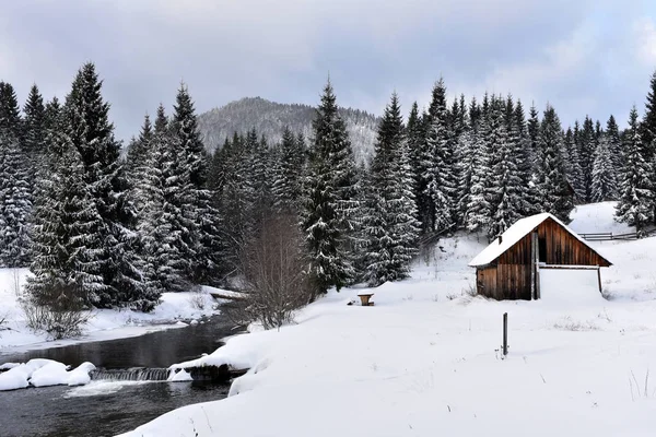 在山上白雪覆盖的高山房子 — 图库照片