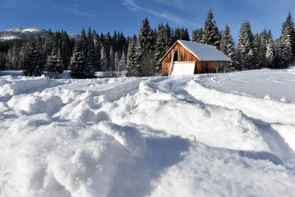 Alpejskie dom pokryty śniegiem w górach — Zdjęcie stockowe