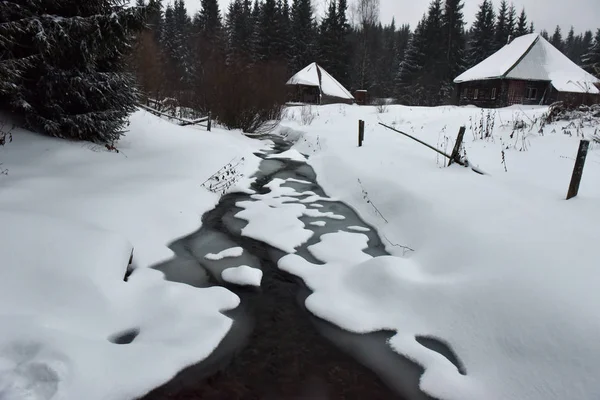 Vinterlandskap i en liten snöig flod — Stockfoto