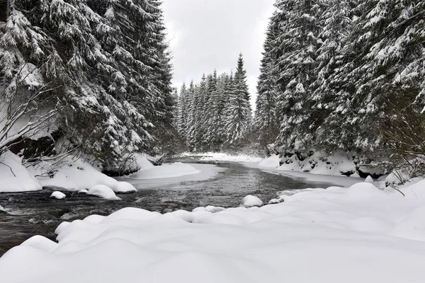 小さな雪に覆われた川の冬景色 — ストック写真