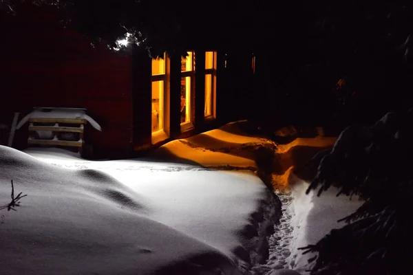 Cabane de montagne en hiver scène du soir — Photo