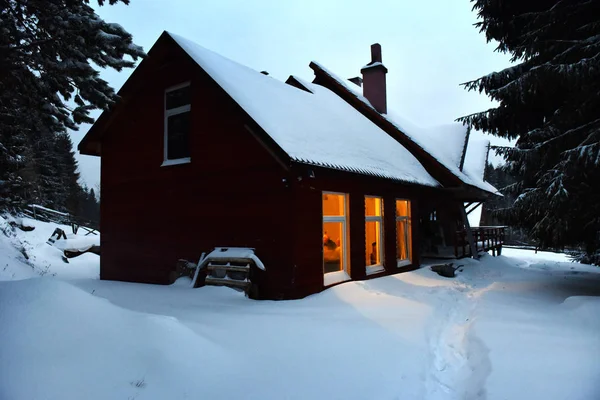 Zimowy domek wieczór scena — Zdjęcie stockowe