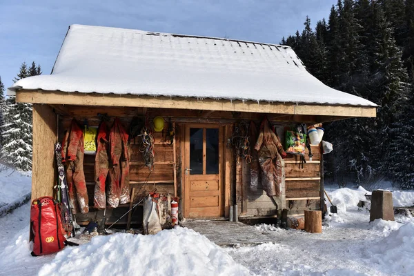 Equipo de exploración de cuevas colgado en una cabina de madera — Foto de Stock