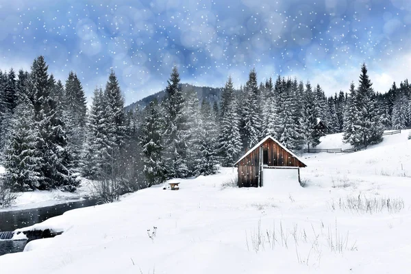 Alpine huis bedekt met sneeuw in de bergen — Stockfoto