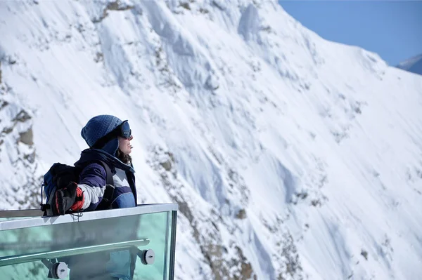 Skifahrerin sonnt sich und entspannt auf Balkon — Stockfoto