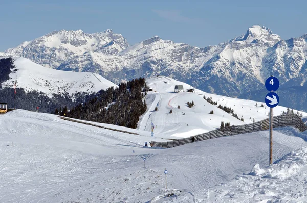 Skipiste in de Oostenrijkse Alpen — Stockfoto