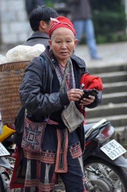 Kırmızı Dao kırmızı Türban kadınla. Sa Pa, Kuzey Vietnam