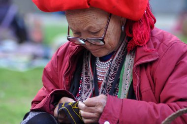 Kırmızı Dao kırmızı Türban kadınla. Sa Pa, Kuzey Vietnam