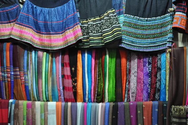 Ručně vyrobený textil prodej venkovské trhu Sapa, Vietnam — Stock fotografie