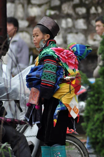 越南苗族妇女背着她的孩子 — 图库照片