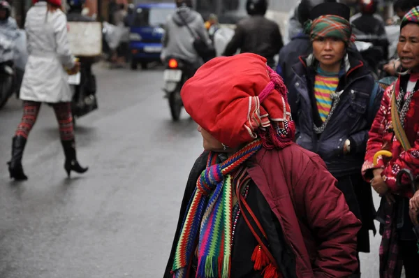 Красный Дао женщина с красным тюрбаном. Са Па, Северный Вьетнам — стоковое фото