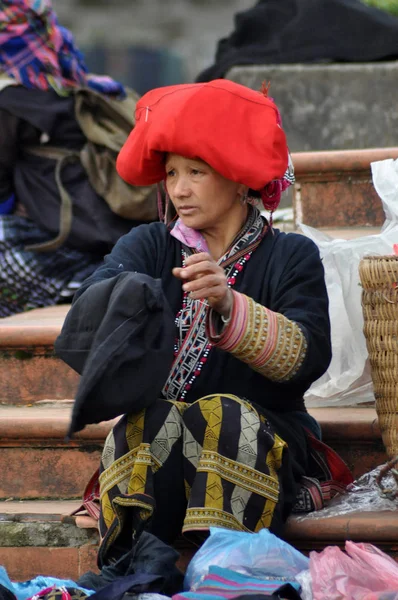 Mujer Red Dao con turbante rojo. Sa Pa, Vietnam del Norte — Foto de Stock