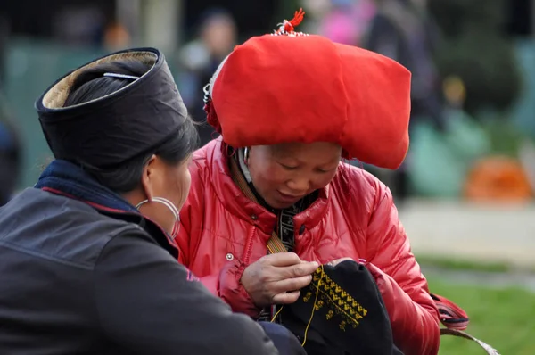 Femme Dao rouge avec un turban rouge. Sa Pa, Nord du Vietnam — Photo