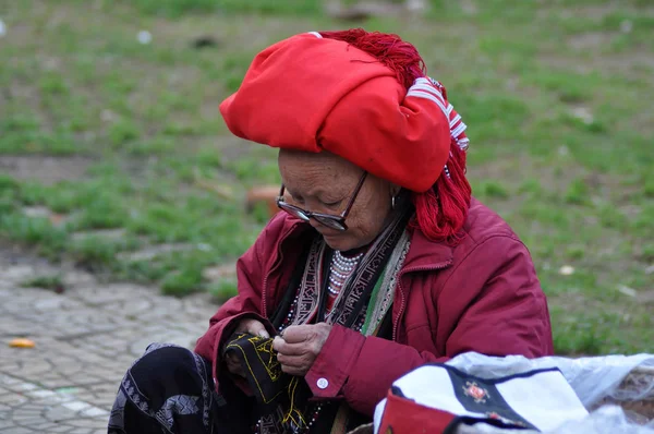 Mujer Red Dao con turbante rojo. Sa Pa, Vietnam del Norte — Foto de Stock