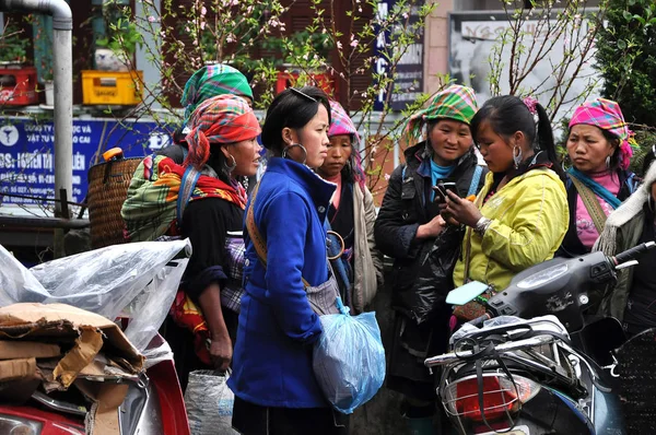 Mujer hmong (minoría china) en Sapa, Vietnam — Foto de Stock