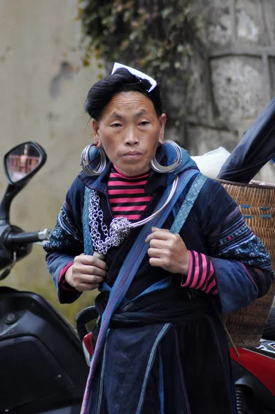 Hmong woman (Chinese minority) in Sapa, Vietnam — Stock Photo, Image