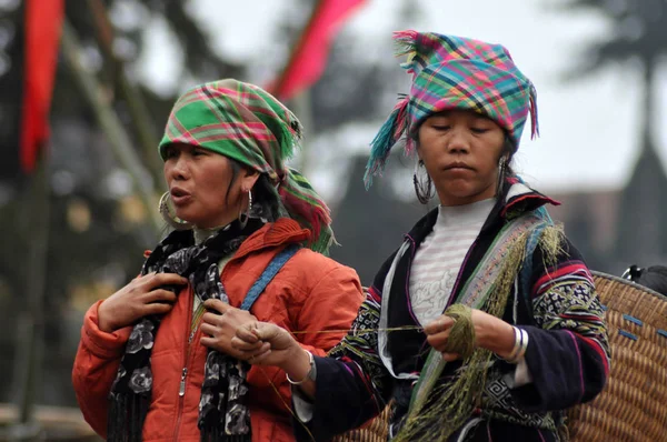 Hmong kvinna (kinesiska minoritet) i Sapa, Vietnam — Stockfoto