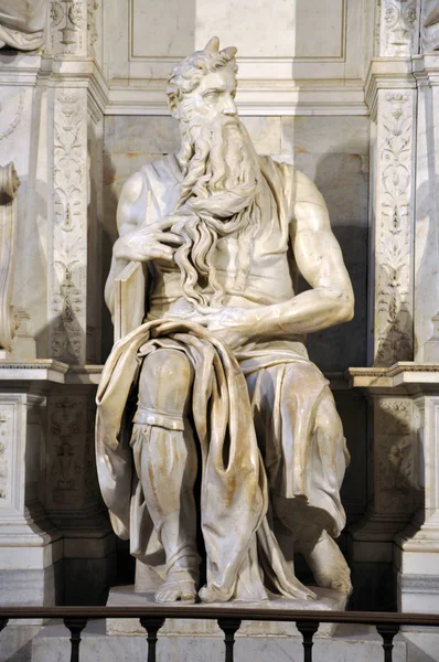 Άγαλμα του Moses από τον Μιχαήλ Άγγελο στην εκκλησία του San Pietro κατά — Φωτογραφία Αρχείου