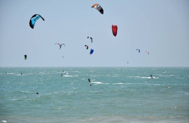 Uçurtma sörfçü kitesurfing denizde