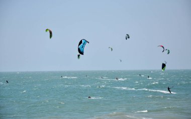 Uçurtma sörfçü kitesurfing denizde