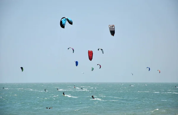 Aquiloni surfisti kitesurf sul mare — Foto Stock