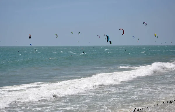 Kite surfers kitesurfing on the sea — Stock Photo, Image
