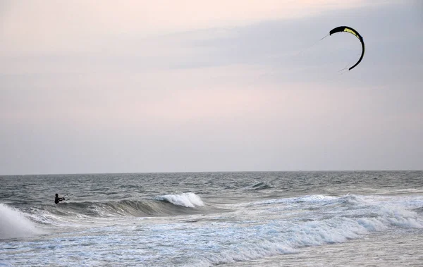 Kite surfers Kitesurfen aan de zee — Stockfoto