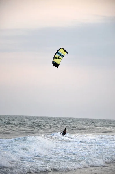 Uçurtma sörfçü kitesurfing denizde — Stok fotoğraf