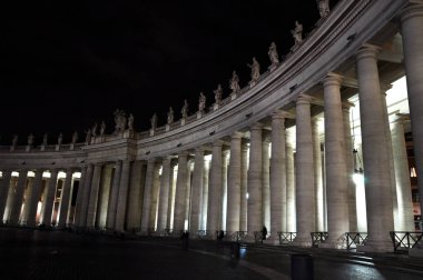 Vatikan San Pietro meydanında azizlerin heykelleri