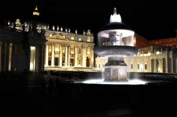 Fontein op het plein van San Pietro, Vaticaan — Stockfoto