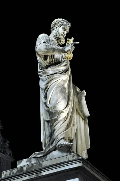 Standbeeld van Saint Peter's nachts. Vaticaanstad — Stockfoto