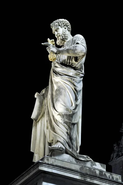 Estatua de San Pedro por la noche. Ciudad del Vaticano — Foto de Stock