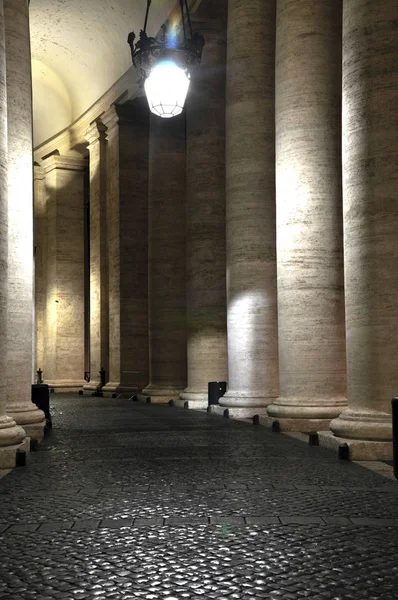 Colonnades de Bernini en la plaza San Pietro — Foto de Stock