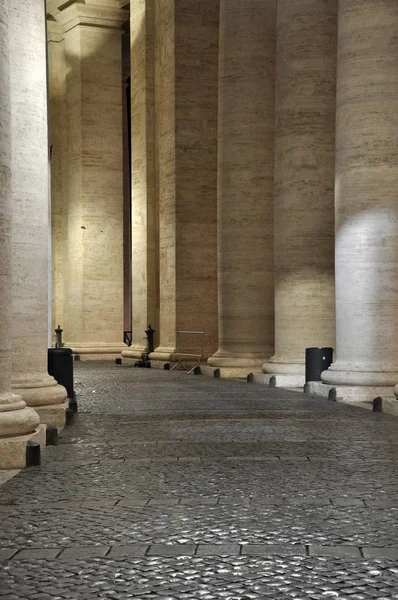 Kolonád Bernini na náměstí San Pietro — Stock fotografie