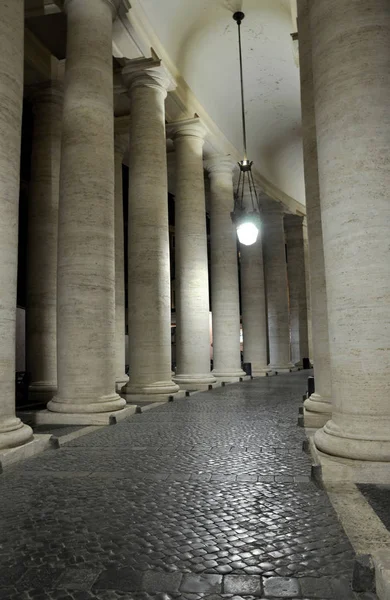 Колоннады Бернини на площади Сан-Пьетро — стоковое фото