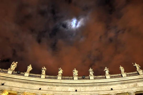 A San Pietro térre, Vatikán szentek szobrai — Stock Fotó