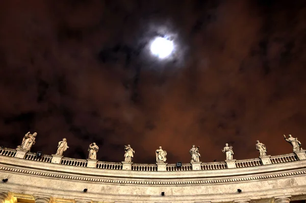 A San Pietro térre, Vatikán szentek szobrai — Stock Fotó