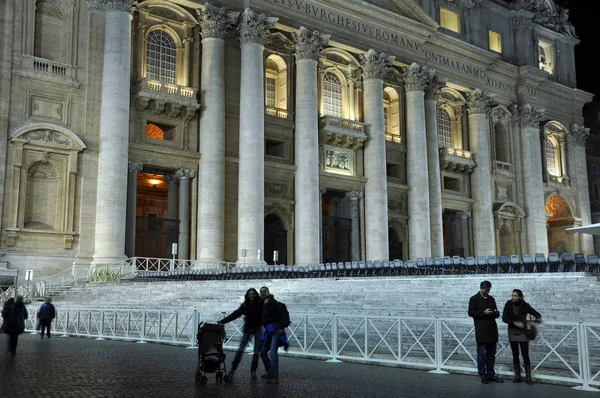 A San Pietro-bazilika a Vatikán éjjel — Stock Fotó